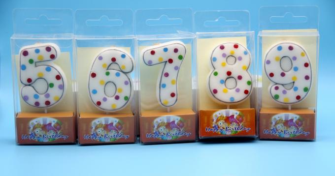 ! 0-9 de Kaarsen van de Aantalverjaardag! De witte Kaarsen van de Aantalvorm met Grijze Rand en Willekeurige kleuren Kleine Punten